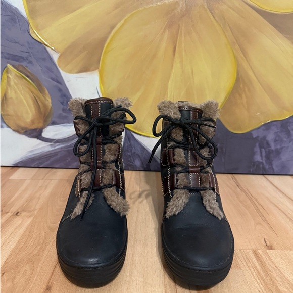 Bionica Leather Black and Brown Wedge Boot. Color: Blk/Brn. Size: 7 - Picture 7 of 9